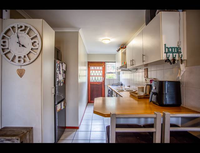 2 BEDROOM TOWNHOUSE RENTED IN OAKGLEN